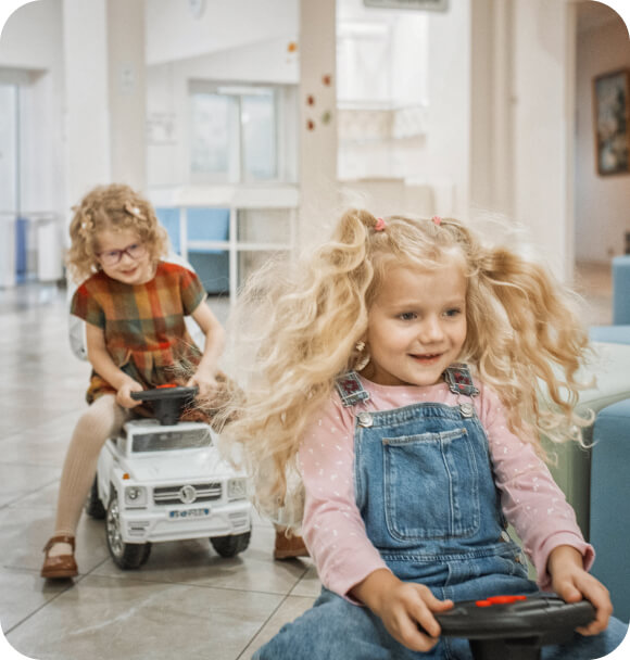 Схема работы АСИТ-терапии: врач объясняет родителям принцип лечения сезонной аллергии у ребенка