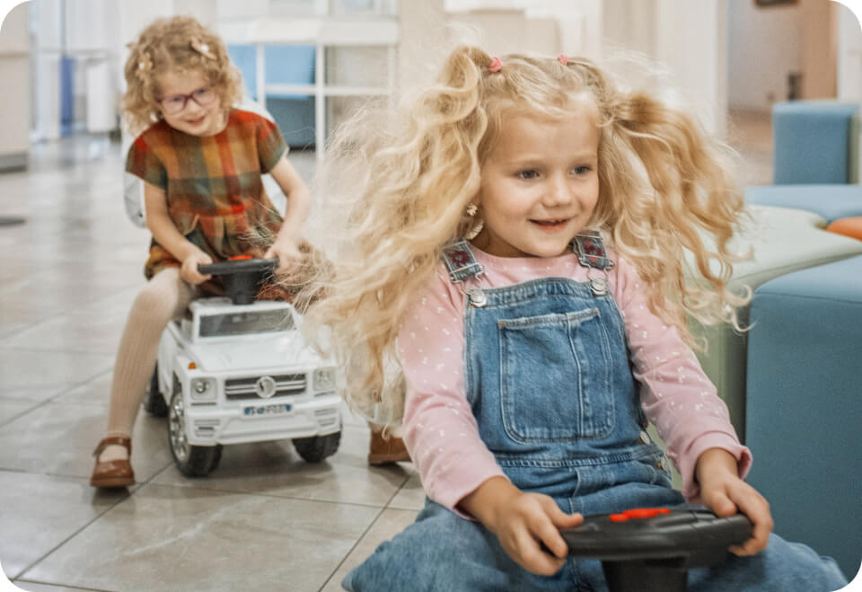 Схема работы АСИТ-терапии: врач объясняет родителям принцип лечения сезонной аллергии у ребенка