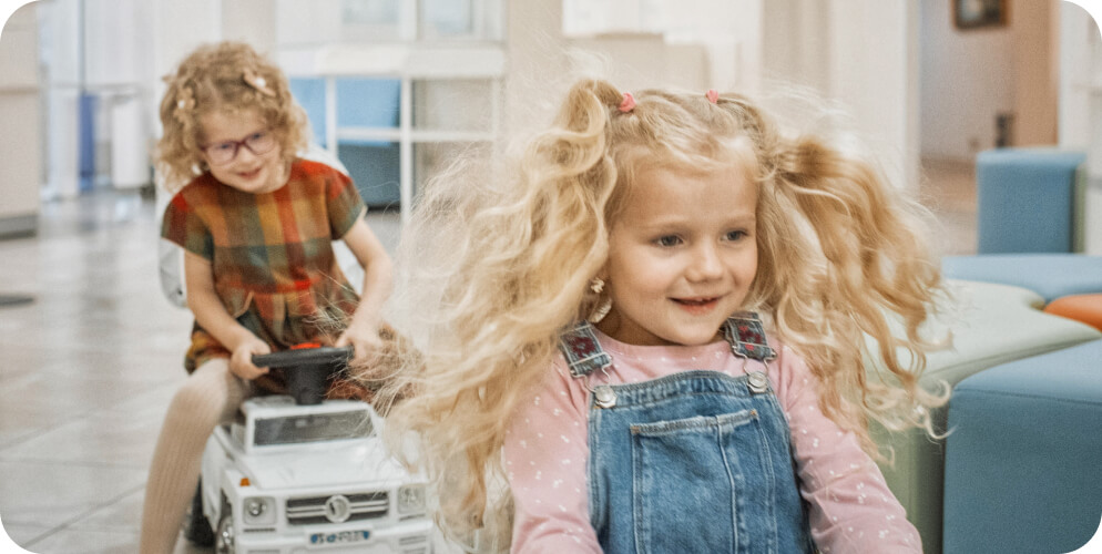 Схема работы АСИТ-терапии: врач объясняет родителям принцип лечения сезонной аллергии у ребенка